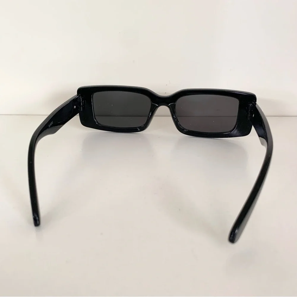 New square Black sunglasses